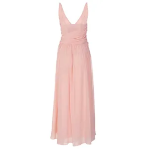 Vista posteriore dettagliata del maxi abito in chiffon rosa con scollo a V elegante