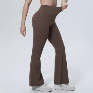Vue détaillée du pantalon de yoga évasé marron montrant l'élasticité de la taille