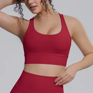 Dettaglio del reggiseno sportivo rosso con incrocio sulla schiena per yoga