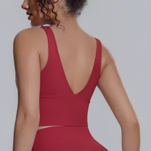 Vista posteriore di un reggiseno sportivo da yoga rosso ad alta intensità con scollo a V