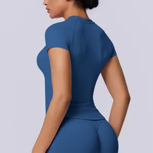 Dettaglio laterale di una t-shirt fitness blu senza cuciture ad alta elasticità