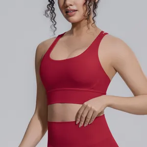 Dettaglio reggiseno sportivo rosso antiurto con design incrociato sulla schiena fitness