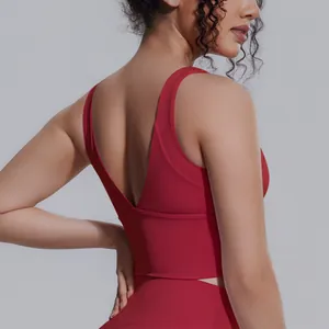 Dettaglio posteriore di un reggiseno sportivo rosso ad alta intensità con design a V profondo