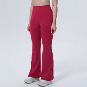 Pantalon de yoga évasé rouge à taille haute montrant la coupe de face pour le fitness et la gym