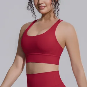 Dettaglio ravvicinato di un reggiseno sportivo rosso ad alto supporto in tessuto