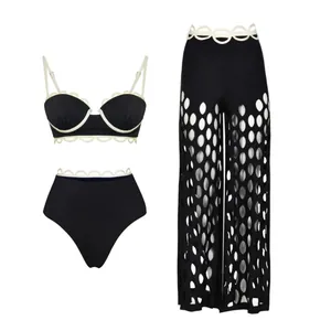Vue détaillée d'un ensemble de maillot de bain noir trois pièces avec bordures festonnées