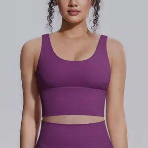 Primo piano di un reggiseno sportivo viola ad alta intensità su un modello fitness
