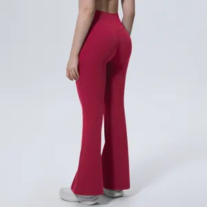 Vue arrière détaillée du pantalon de yoga évasé rouge à taille haute avec effet push-up