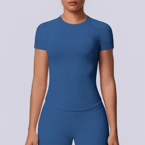 Dettaglio di una t-shirt sportiva blu senza cuciture e molto elastica per yoga e fitness