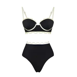 Détail d'un ensemble bikini noir taille haute avec des bordures festonnées blanches
