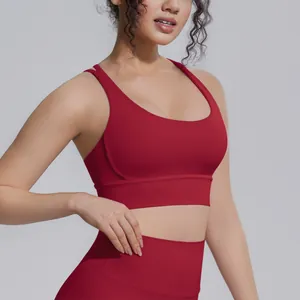 Vista dettagliata della vestibilità di un reggiseno sportivo rosso antiurto per lo yoga