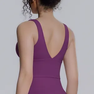 Vista posteriore di un reggiseno sportivo viola con scollo a V profondo
