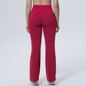 Vue arrière d'un pantalon de yoga évasé rouge à taille haute pour femme, effet galbant.