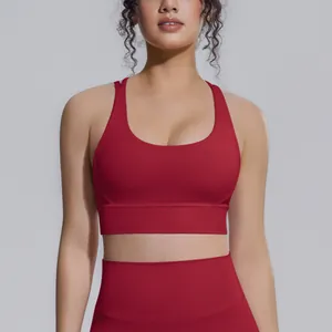 Vista dettagliata del reggiseno sportivo rosso in tessuto nylon-spandex per yoga e fitness