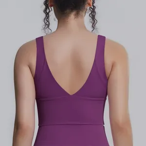 Vista posteriore di un reggiseno sportivo viola ad alto sostegno con scollo a V.