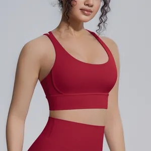 Primo piano di un reggiseno sportivo rosso anti-shock con design incrociato