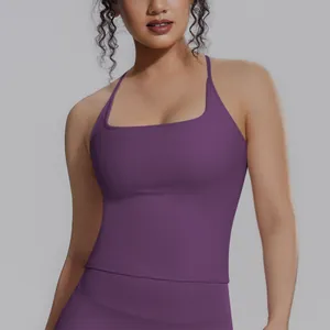 Detailansicht eines lila, atmungsaktiven Sport-Tops mit quadratischem Ausschnitt für Yoga.