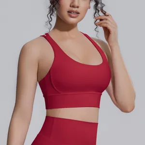 Vista dettagliata di un reggiseno sportivo rosso con spalline incrociate e tessuto morbido