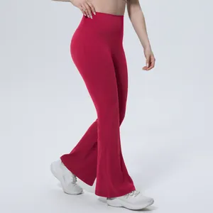 Détail de vue latérale du pantalon de yoga évasé rouge à taille haute respirant