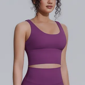 Dettaglio di un reggiseno sportivo viola ad alto impatto con un'ampia fascia per lo yoga