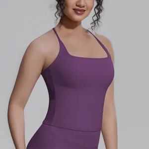 Detail der lila doppelseitigen Nylon atmungsaktiven schmal geschnittenen Yoga-Tanktop