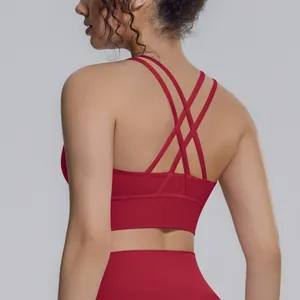 Vista dettagliata dell'elegante design a incrocio sulla schiena del reggiseno sportivo rosso.