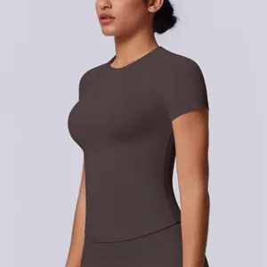 Dettaglio laterale di una t-shirt sportiva da yoga marrone scuro senza cuciture