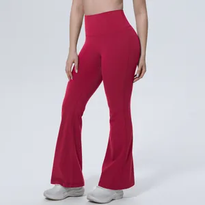 Vue détaillée du pantalon de yoga évasé rouge à taille haute pour le fitness et yoga