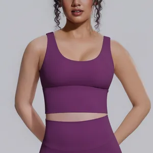 Primo piano di un reggiseno sportivo viola ad alto impatto per yoga e fitness attivo.