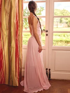 Elegante abito lungo in chiffon rosa con spalline sottili e dettaglio vita a pieghe