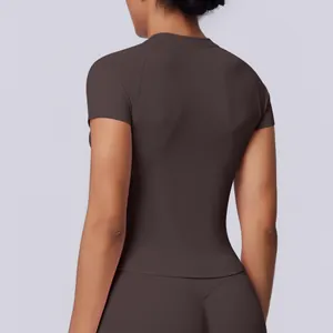 Vista posteriore della t-shirt sportiva marrone senza cuciture ad alta elasticità per yoga