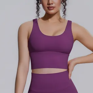 Vista dettagliata del reggiseno sportivo viola ad alto impatto per lo yoga