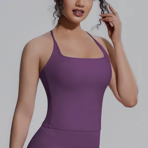 Nahaufnahme eines lila Sport-Tops für Damen mit eckigem Ausschnitt und enger Passform.