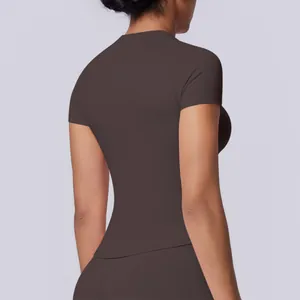 Vista posteriore dettagliata della t-shirt da yoga marrone senza cuciture per donne