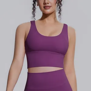 Dettaglio del reggiseno sportivo viola ad alto impatto con tessuto traspirante e fit