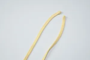 Vista macro dettagliata di spalline in maglia a coste giallo chiaro per top donna