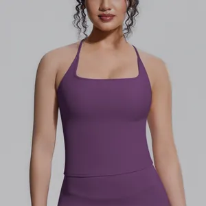 Detailansicht eines lila Racerback-Yoga-Tops mit quadratischem Ausschnitt und enger Passform