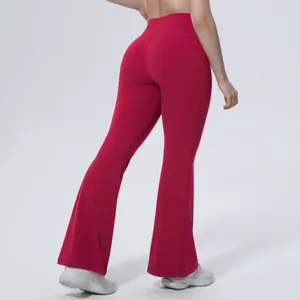 Gros plan sur le pantalon de yoga rouge évasé à taille haute, vue de l'arrière