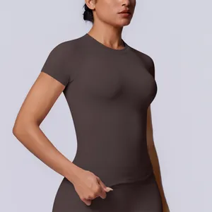 Primo piano di una t-shirt sportiva a compressione marrone scuro senza cuciture per lo yoga