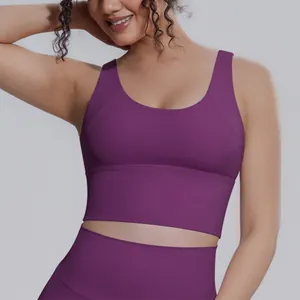 Vista dettagliata di un reggiseno sportivo viola ad alto impatto che mostra la trama