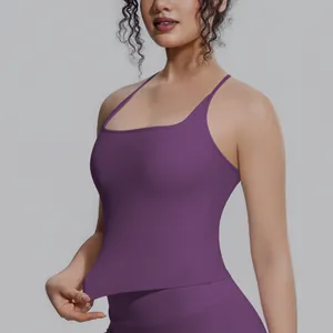 Nahaufnahme eines lila atmungsaktiven Yoga-Tops, das die enge Passform und Textur zeigt