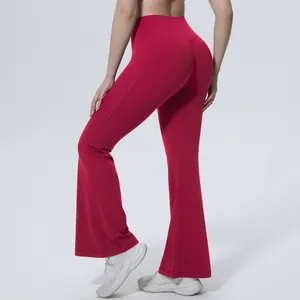 Vue arrière d'un pantalon de yoga évasé rouge à taille haute avec effet push-up