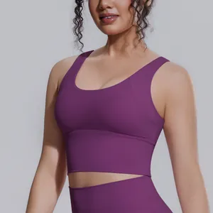 Dettaglio del reggiseno sportivo viola ad alto impatto per yoga e corsa traspirante