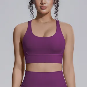 Primo piano di un reggiseno sportivo viola con tessuto senza cuciture effetto pelle