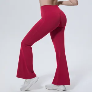 Vue détaillée d'un pantalon de yoga évasé rouge bordeaux à taille haute avec effet galbant