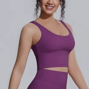 Primo piano di un reggiseno sportivo viola ad alto impatto che mostra vestibilità