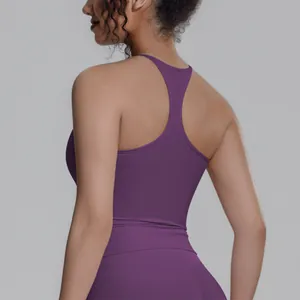 Rückansicht-Detail des violetten Racerback-Sportoberteils für Yoga- und Fitnessübungen.