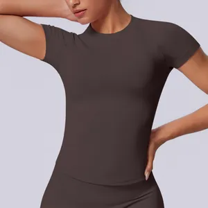 Dettaglio della vestibilità di una t-shirt da yoga marrone senza cuciture molto elastica