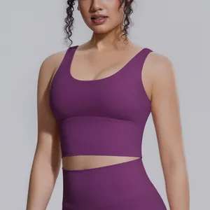Primo piano di un reggiseno sportivo viola ad alto impatto con imbottitura traspirante