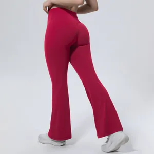Vue arrière détaillée du pantalon de yoga évasé rouge respirant à taille haute pour femme